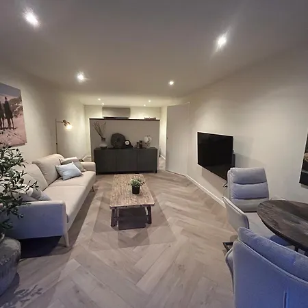 Ann's Cozy Tides By Sea With Sun-shower In