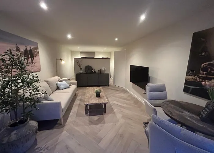 Ann's Cozy Tides By Sea With Sun-shower In